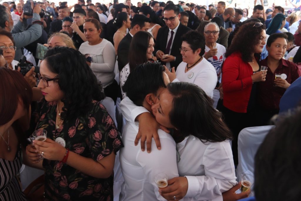 Boda colectiva celebra 10 años de matrimonio igualitario en México