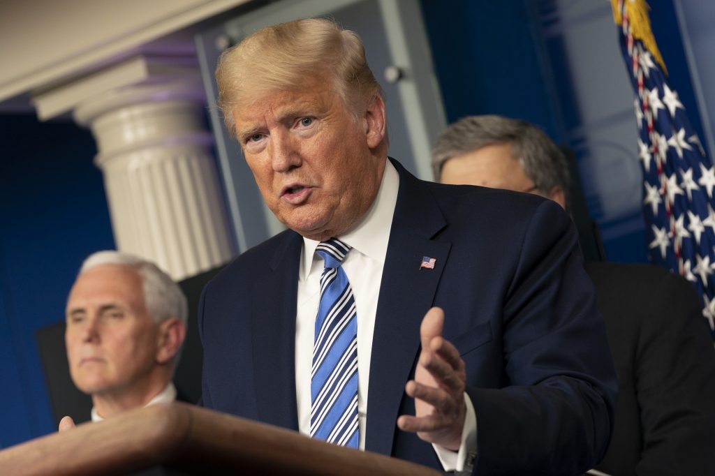 Trump prohíbe alza de precios y acaparamiento de suministros médicos