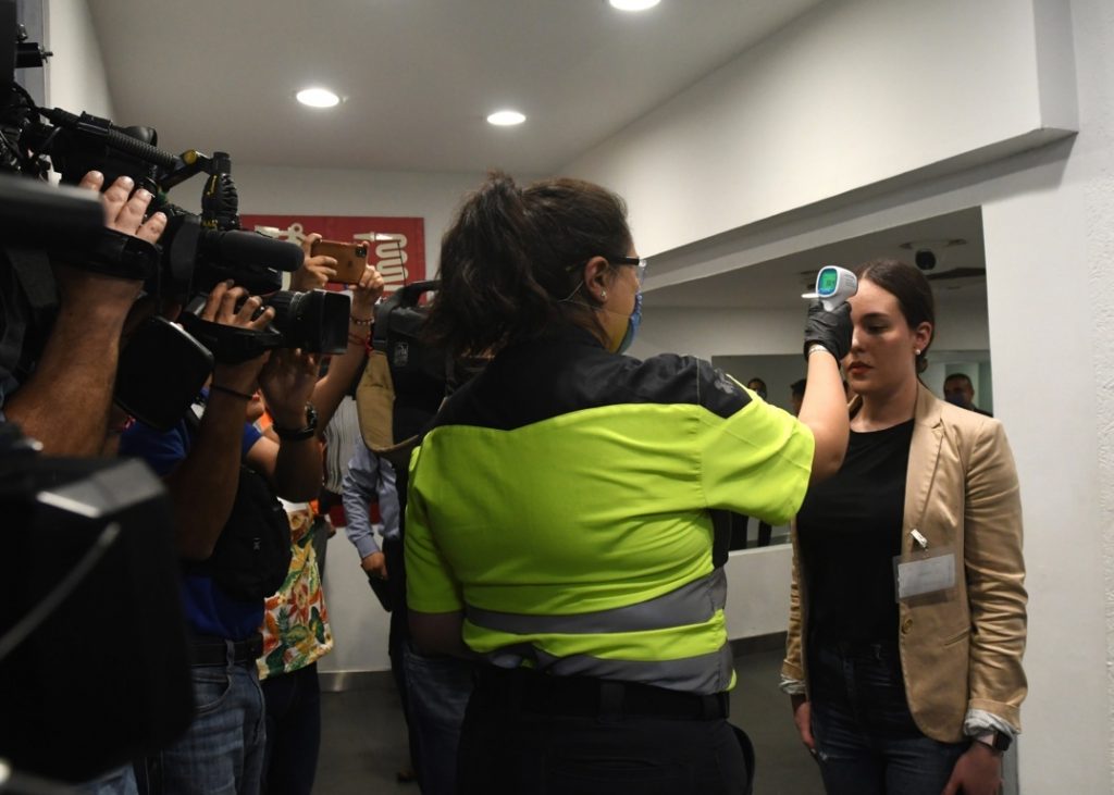 Buscan a 400 sospechosos de infección por coronavirus