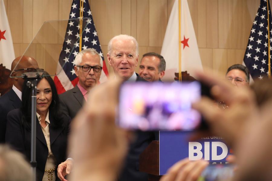 Biden supera a Sanders en sondeos previos a primarias del martes