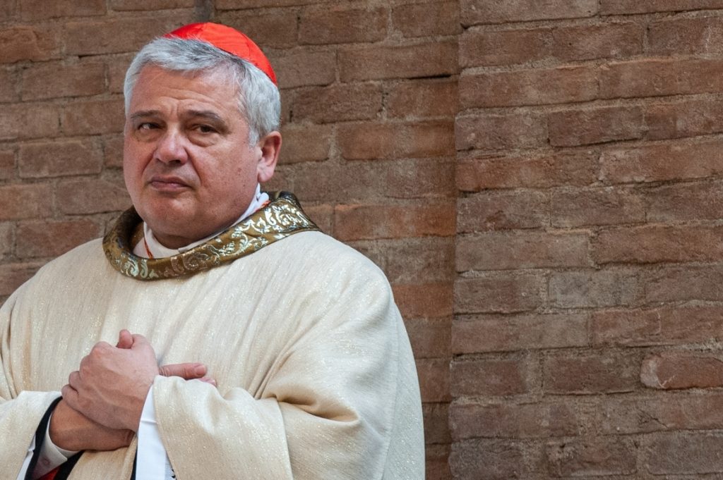 Limosnero del Papa lleva yogures y leche a monjas contagiadas