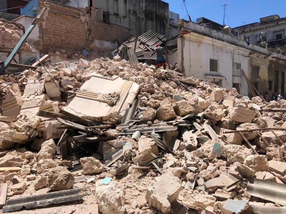 Un muerto y un herido por desplome de edificio en La Habana