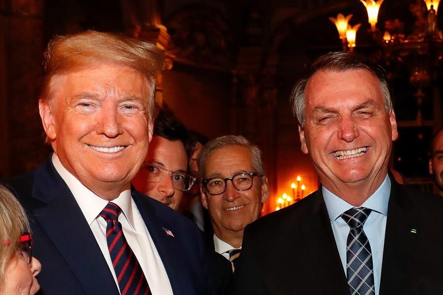Trump se reunió con portavoz de Bolsonaro pero no le preocupa tener COVID-19