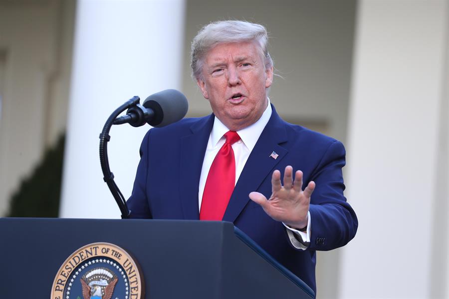 Trump deroga pautas de Obama de millaje mínimo por galón