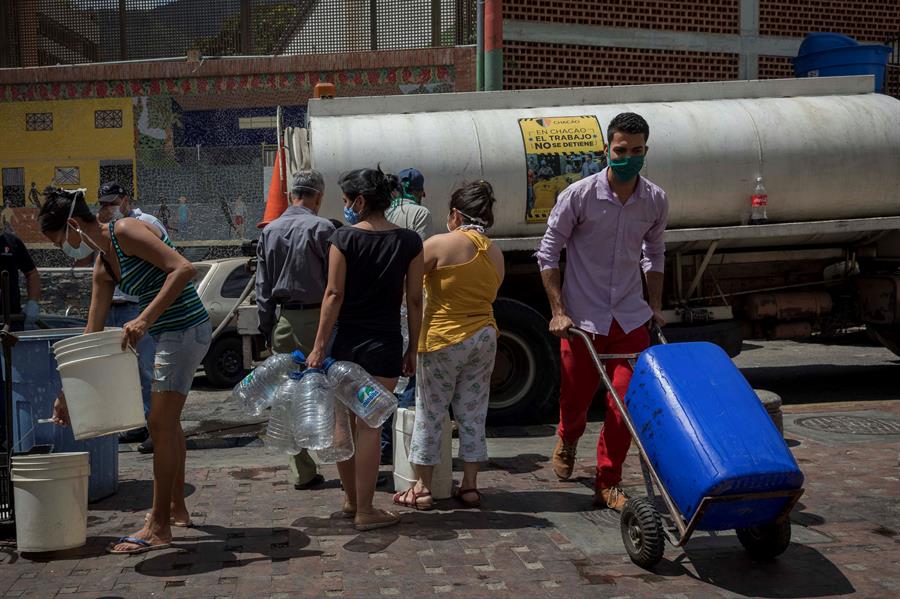 La falta de agua obliga a desafiar la cuarentena en Venezuela