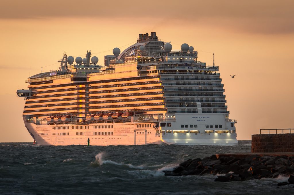 Impiden a crucero atracar por sospecha de coronavirus