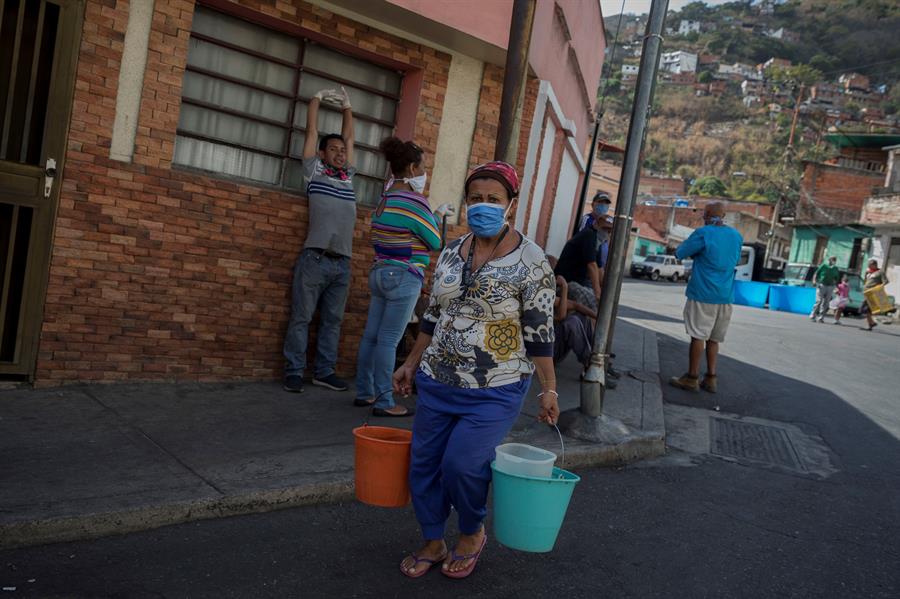 La falta de agua obliga a desafiar la cuarentena en Venezuela