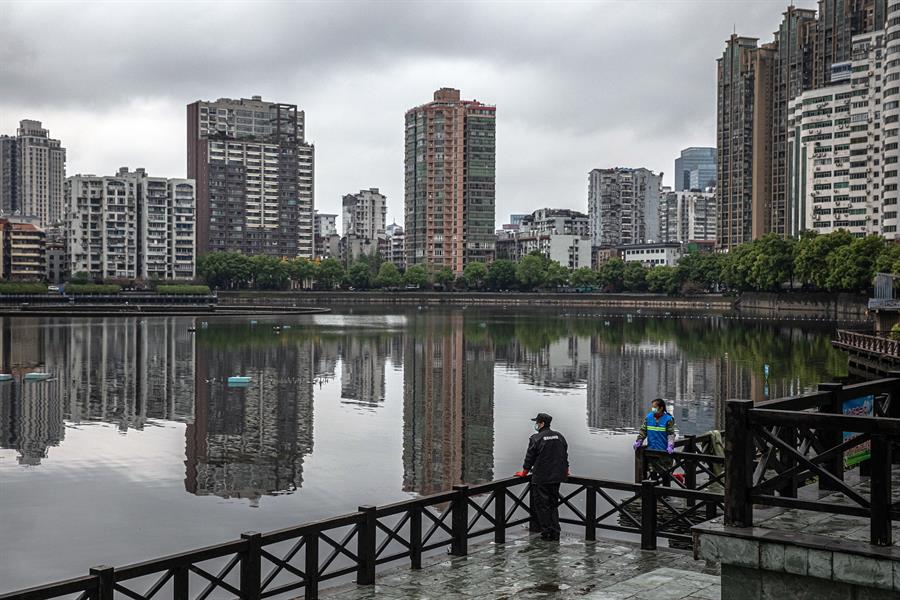 Wuhan intenta renacer entre fuertes medidas de control contra el virus