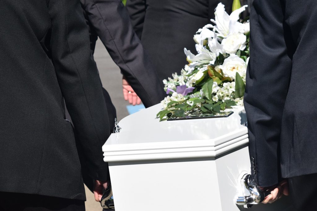 Más de 60 infectados por COVID-19 tras funeral en España