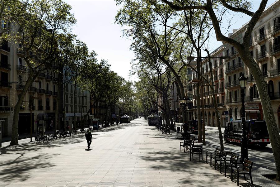 España alcanza un máximo en muertes diarias con 838 fallecidos