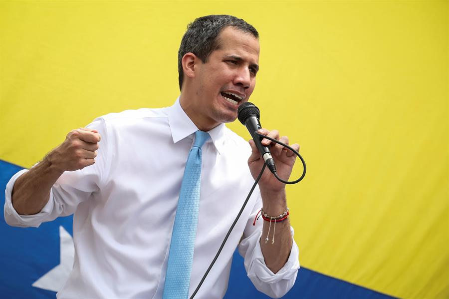Guaidó pide abrir los puertos y aeropuertos a la ayuda humanitaria