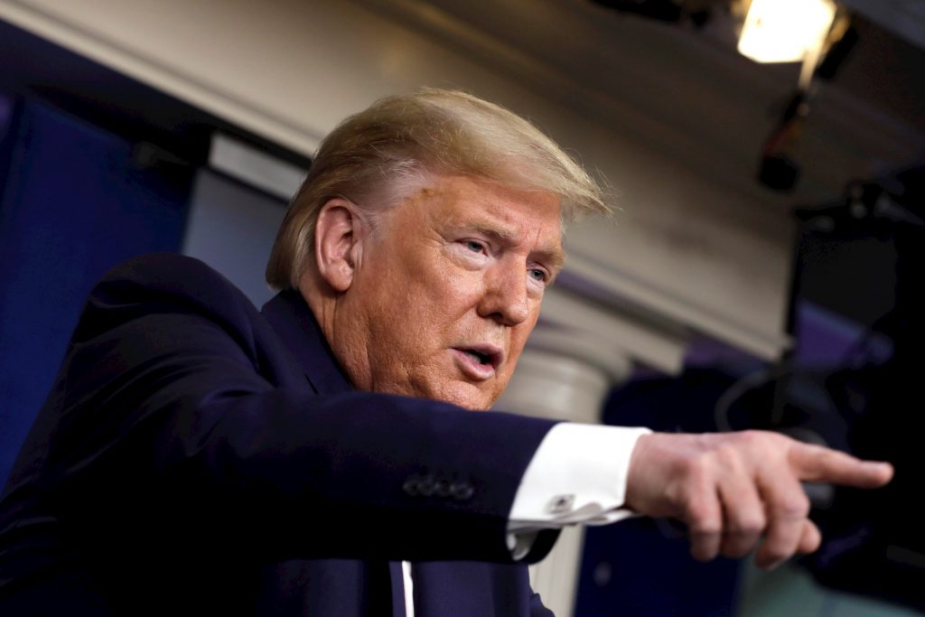 Trump ataca a General Motors por no producir respiradores