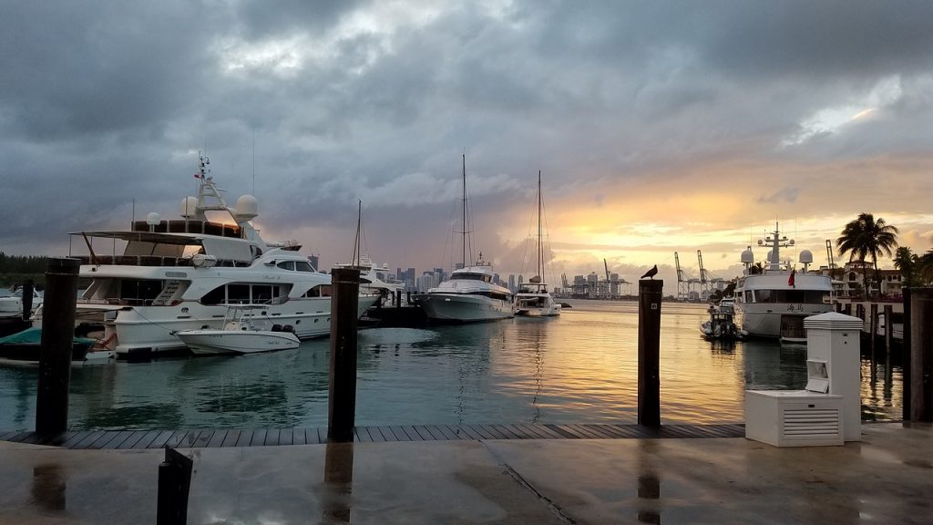 Algunos ignoran la pandemia y hacen fiestas en playas de Miami