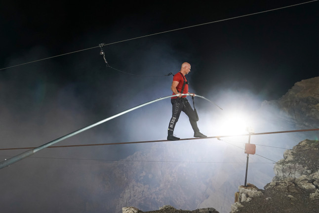 Acróbata cruzó un volcán en Nicaragua sobre una cuerda floja