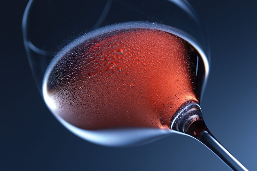 Alcohol adulterado causa 20 muertos y 200 intoxicados en Irán