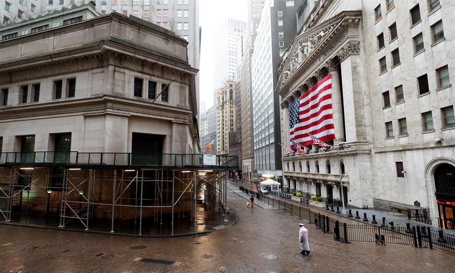 Wall Street en rojo por debacle de ventas minoristas y resultados de bancos