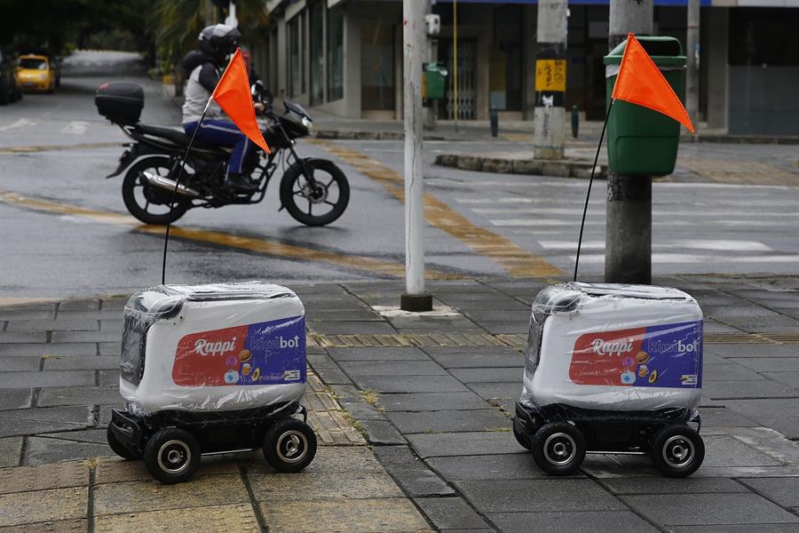 Robots hacen entregas a domicilios durante la cuarentena por COVID-19