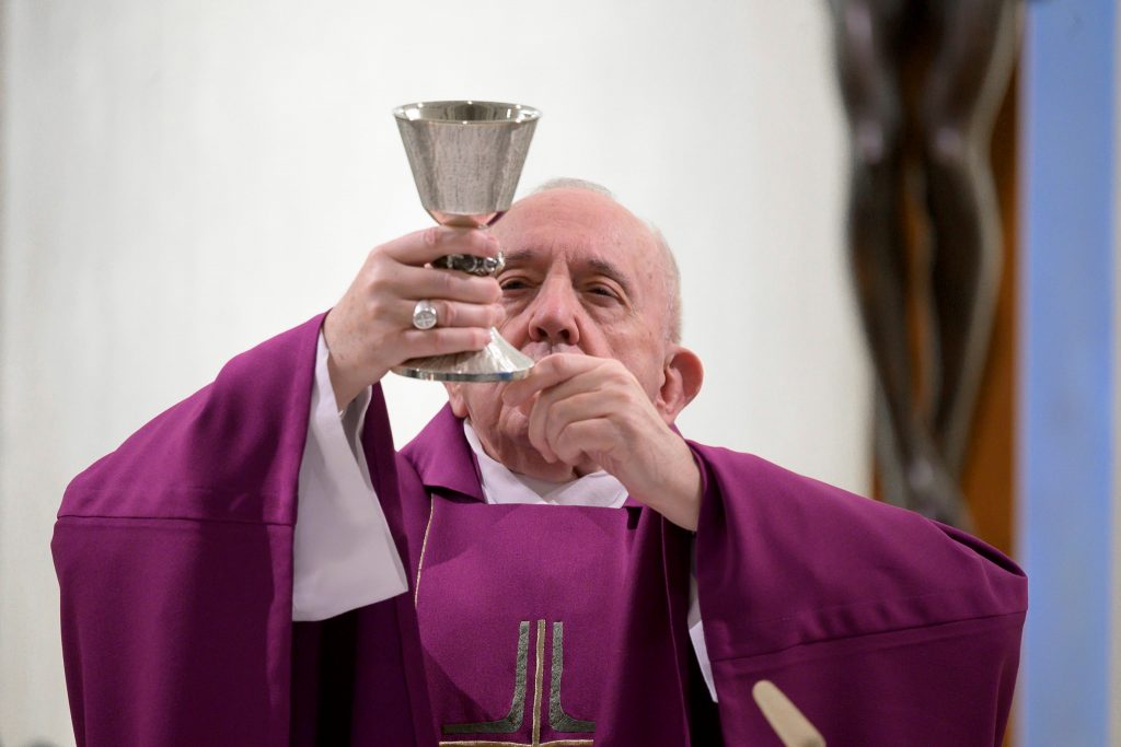 Vaticano crea comisión para evaluar el diaconato de las mujeres