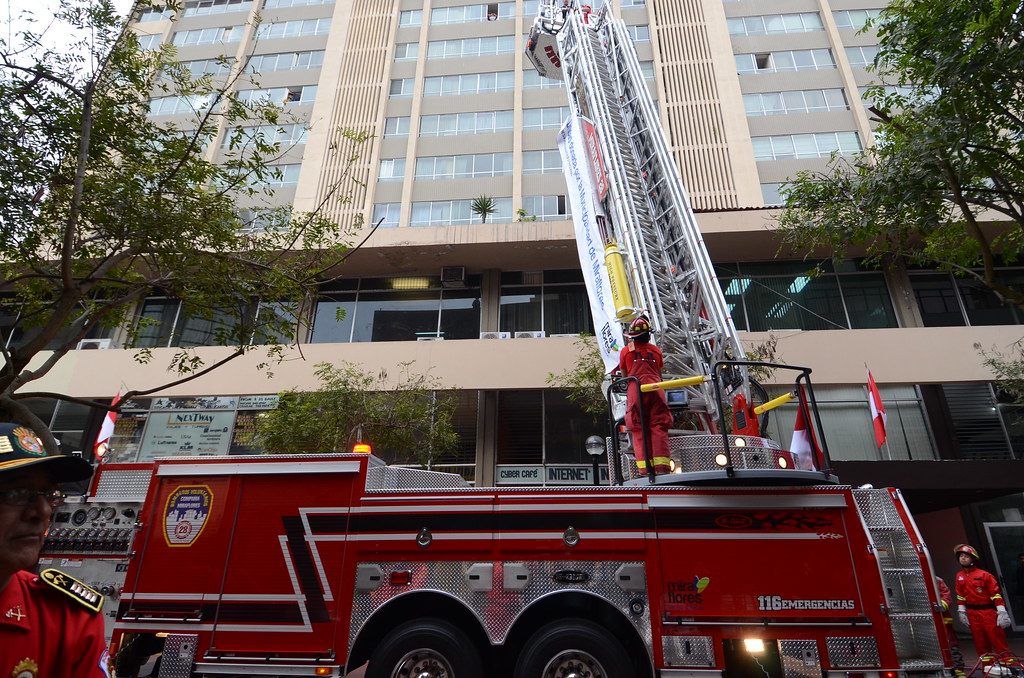 Bomberos usan gran escalera para animar a compañero hospitalizado por COVID-19