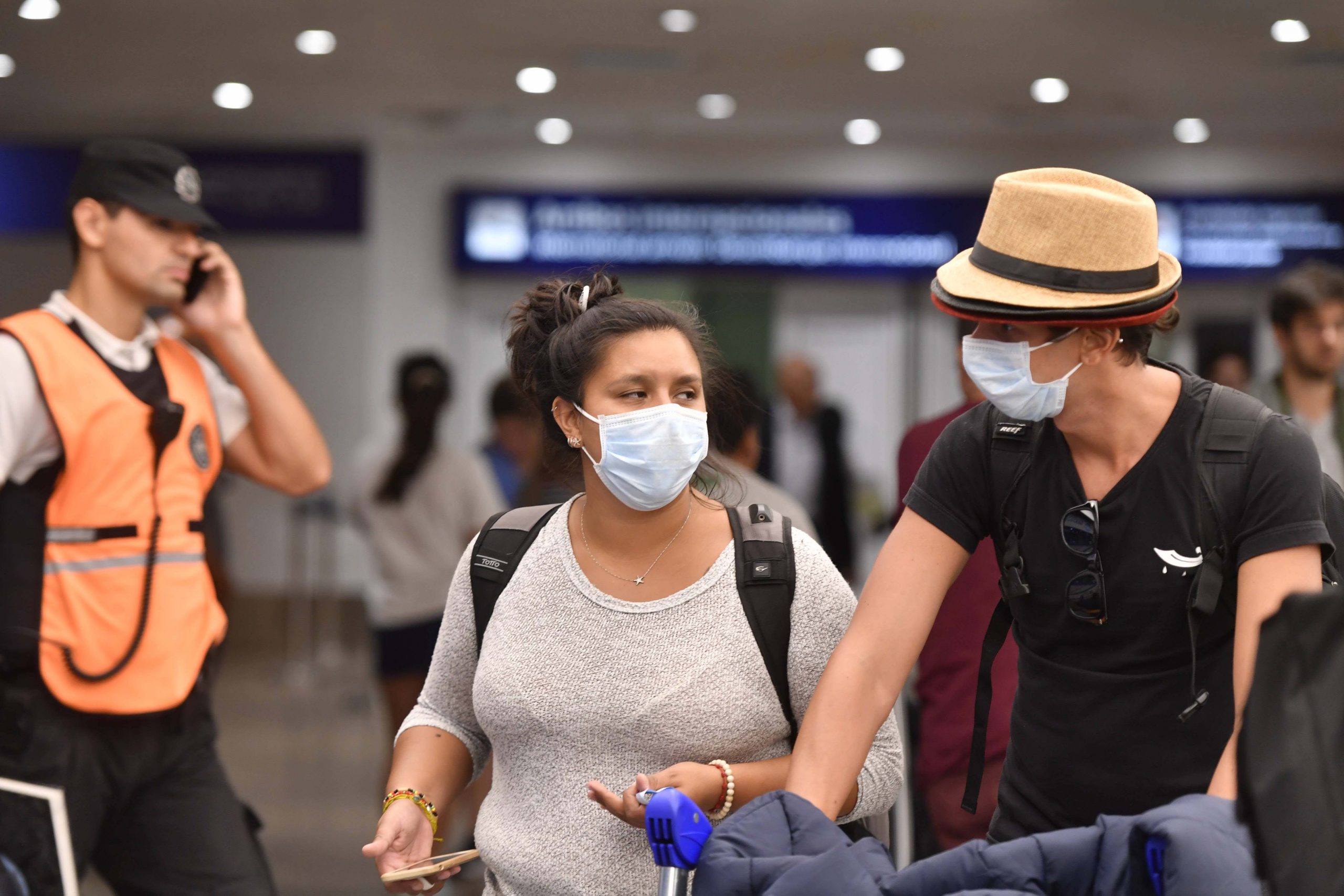 Al menos 60 casos de COVID-19 en crucero anclado frente a Montevideo