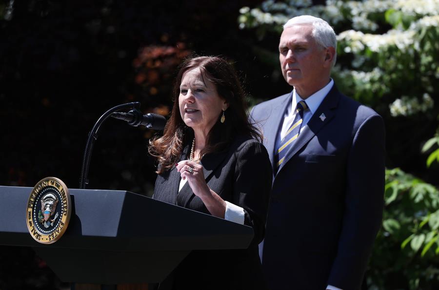 Karen Pence defiende a su esposo por no usar mascarilla en Clínica Mayo