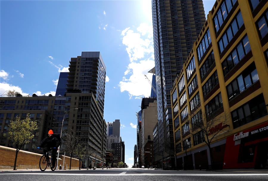 New York se acerca a las 10.000 muertes por COVID-19 con "cauto optimismo"