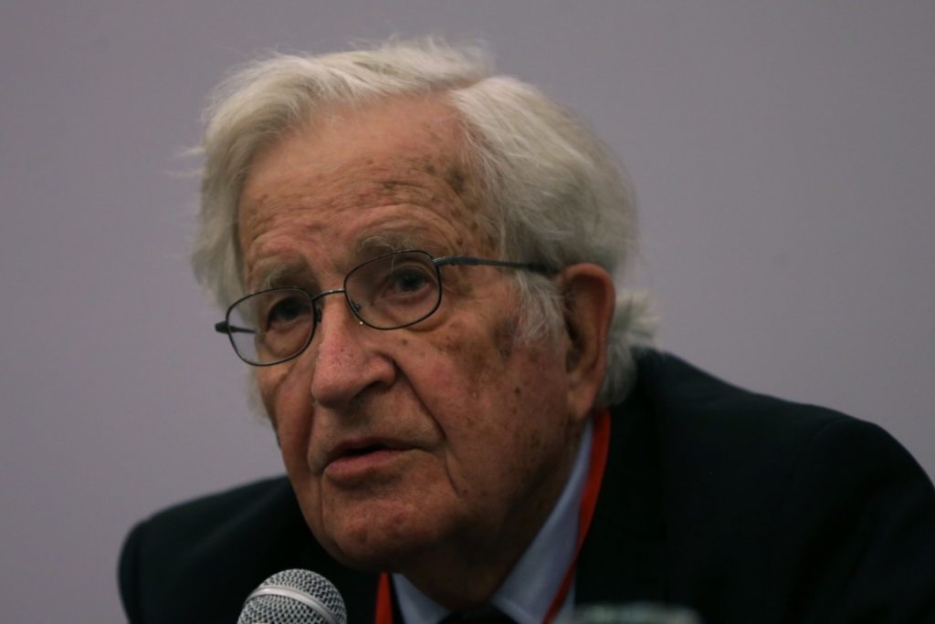 Chomsky llama "bufones sociópatas" a Trump y su equipo por respuesta a la pandemia