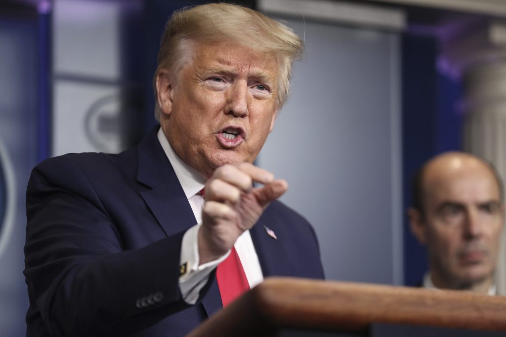 Trump amenaza a China con aranceles por la COVID-19