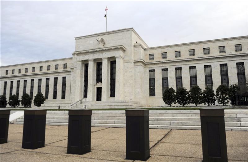La Fed limita los dividendos y prohíbe recompra de acciones de los bancos