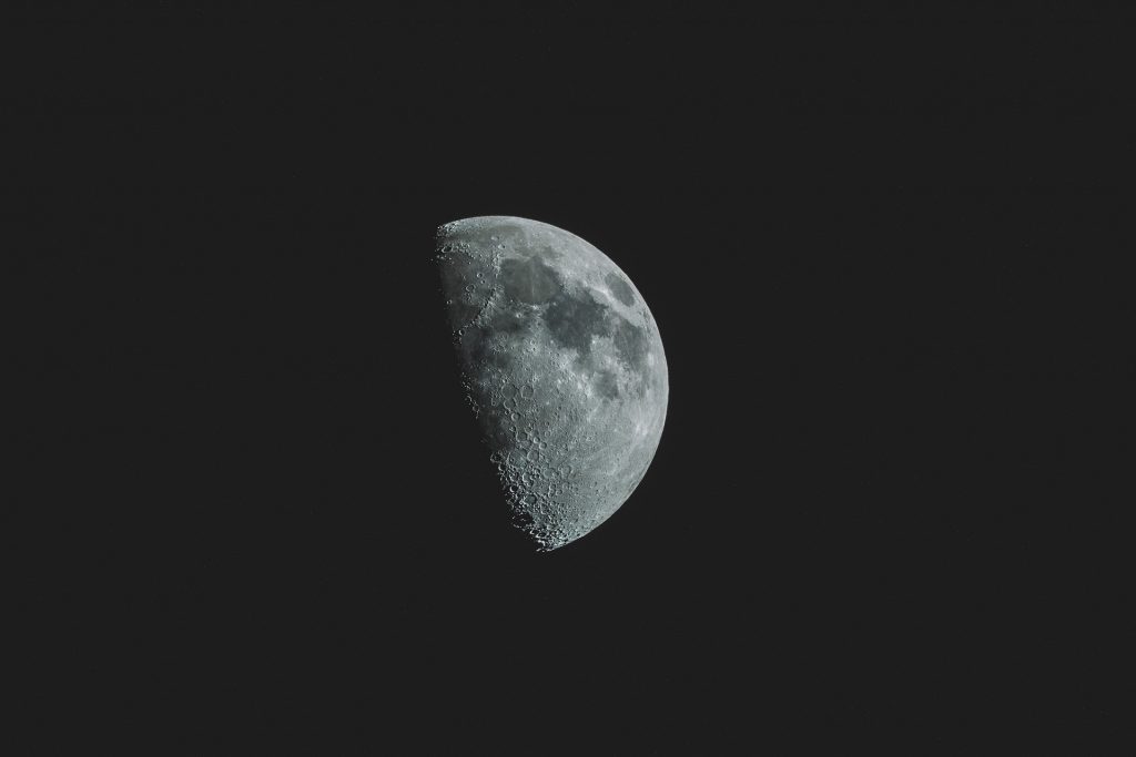 Musk y Bezos ganan contratos para ir a la Luna
