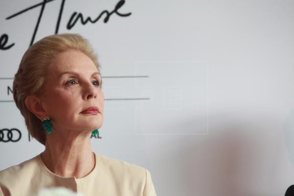 Carolina Herrera fabrica en España mascarillas y batas contra el coronavirus