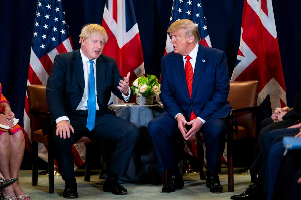 Johnson y Trump creen necesaria una "respuesta internacional" a la COVID-19