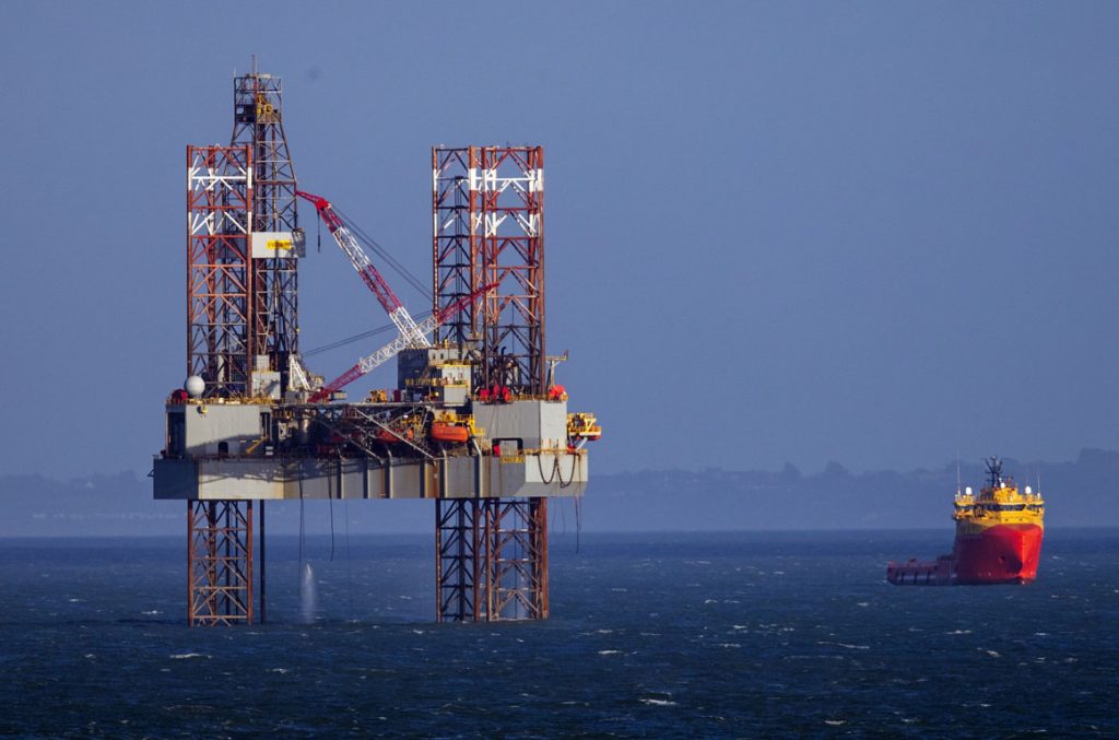 La OPEP+ acordó recortar la producción de petróleo