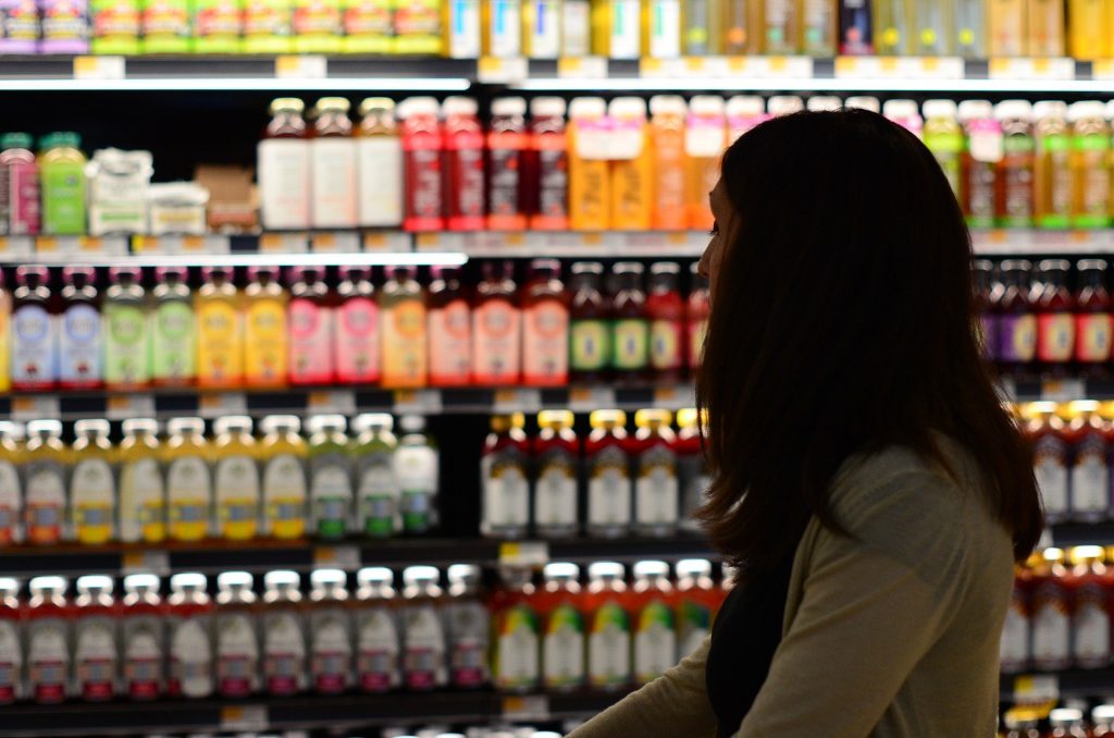 Arrestan a mujer por escupir en estantes de frutas en Florida