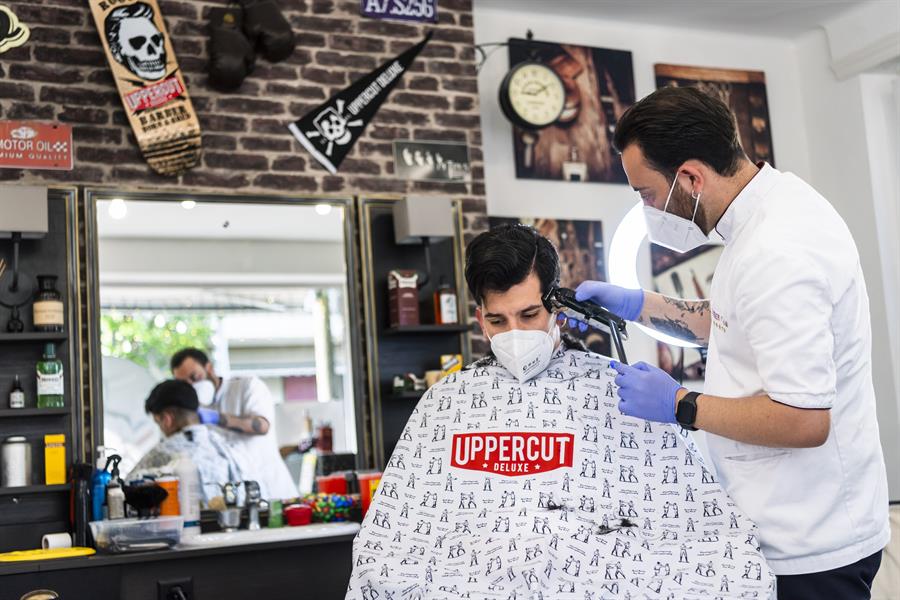 Dueño de barbería obligada a cerrar en EEUU: Nos morimos de hambre
