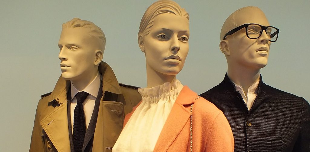 Restaurante utiliza maniquís para dar la sensación de compañía en Alemania