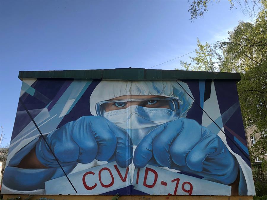 Artistas rusos homenajean a médicos con grafiti cerca de un hospital de Moscú