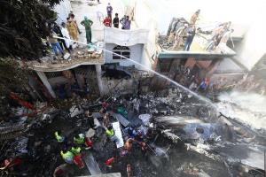 Suben a 35 los muertos en el accidente de avión en Pakistán