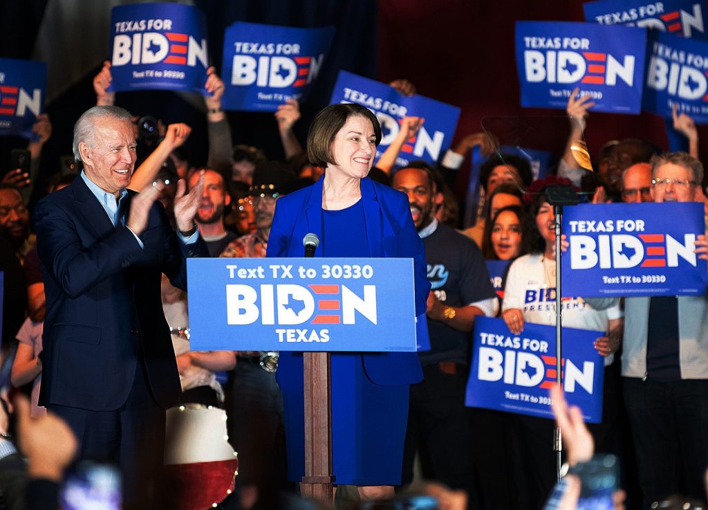 Biden inicia la búsqueda de vicepresidenta examinando a Amy Klobuchar