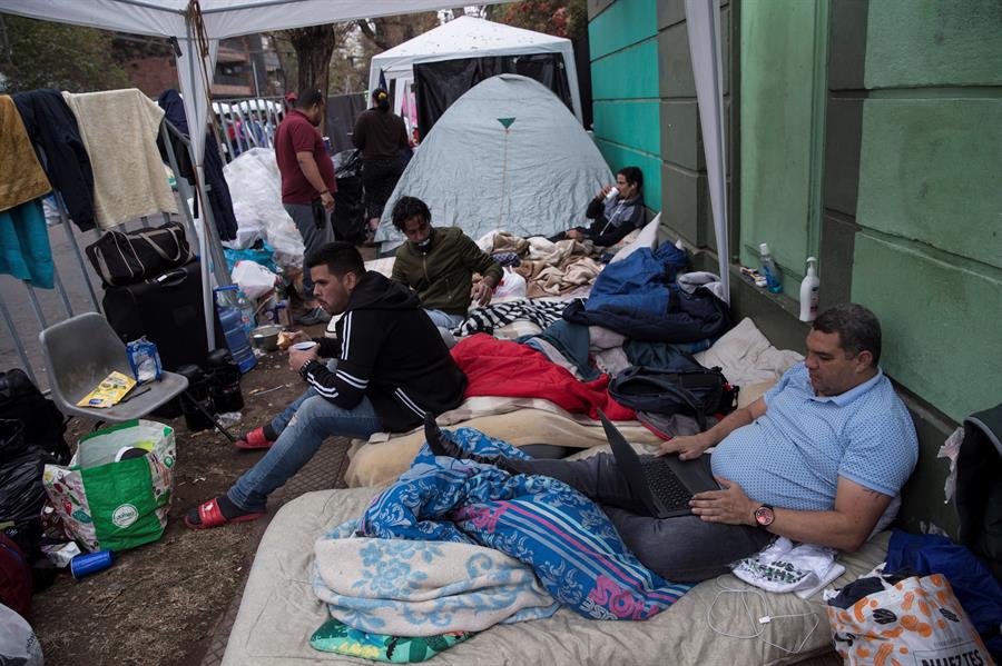 Al menos 600 venezolanos siguen varados en Chile