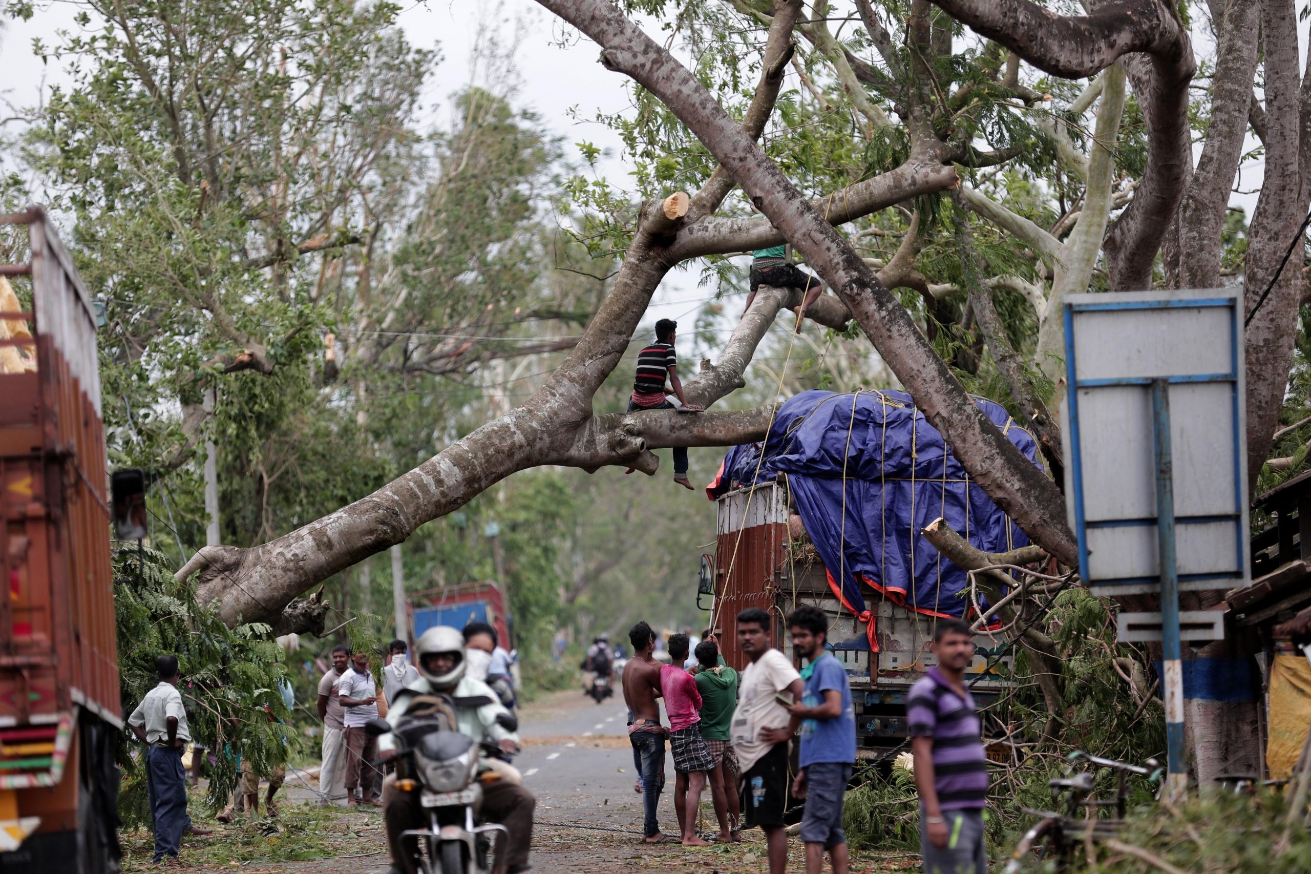 Paso de ciclón en la India y Bangladesh deja 106 muertos