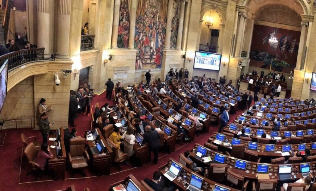 Cadena perpetua para violadores de niños avanza en Congreso de Colombia