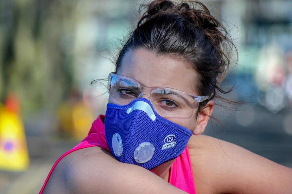Trucos cuando lleves mascarilla y no empañes los lentes ante el coronavirus