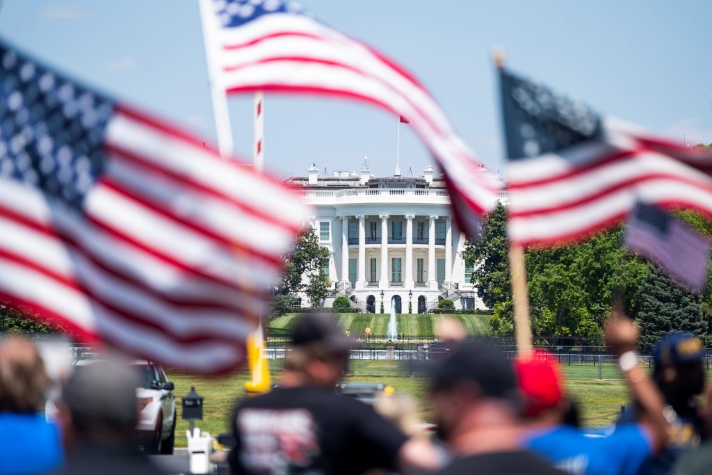 Trump acusa de vandalismo a los manifestantes de la Casa Blanca