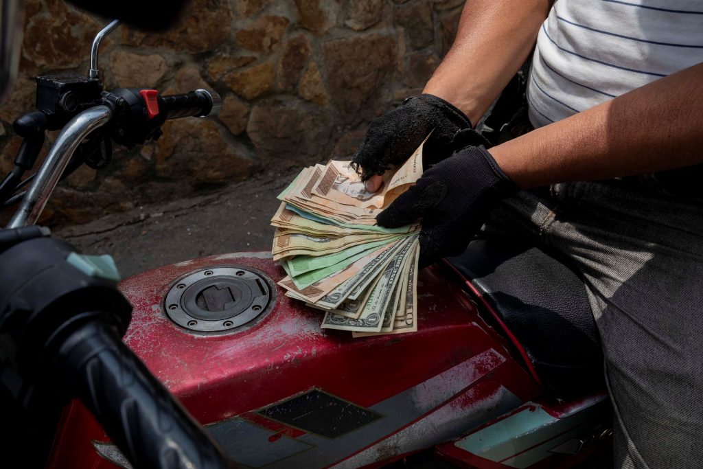 Venezuela sube precio de la gasolina y abre la puerta a la venta en dólares