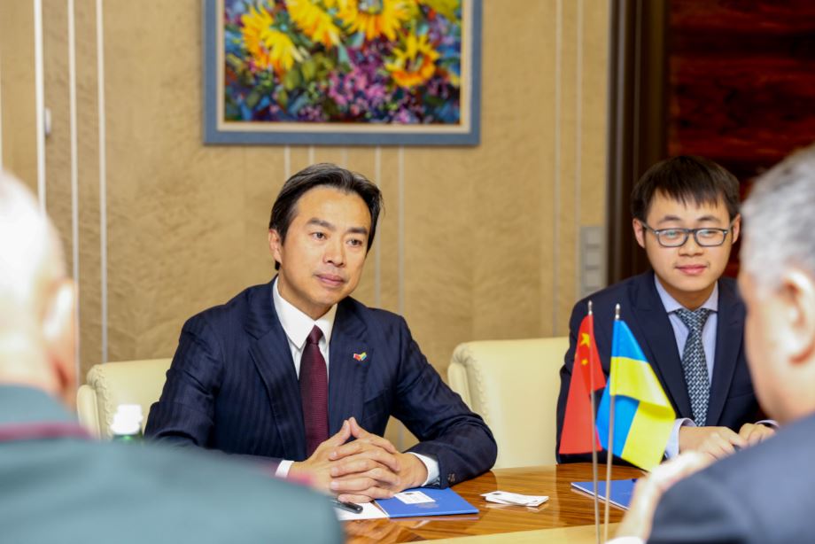 Hallaron muerto a embajador de China en Israel