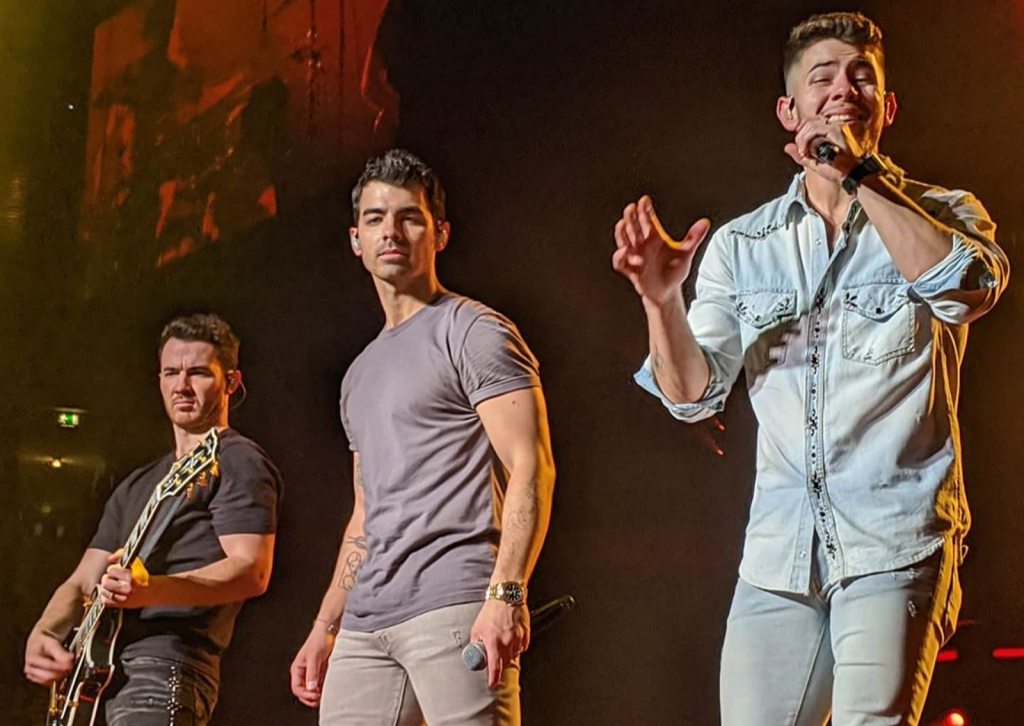 Jonas Brothers anuncian nueva canción junto a Karol G.