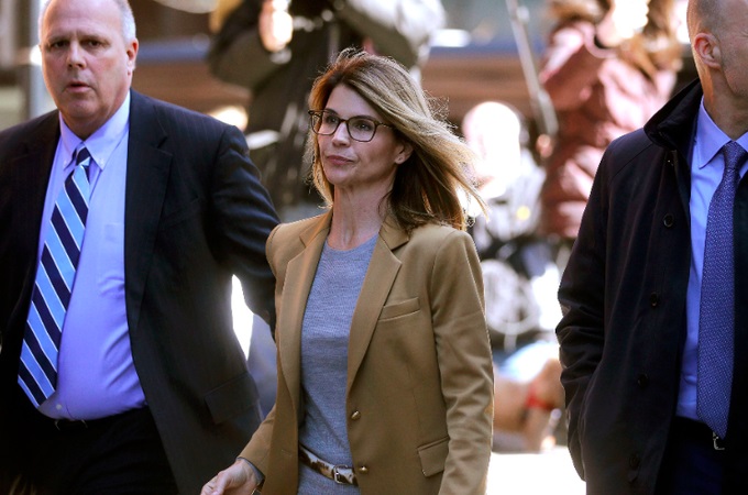 Lori Loughlin y su esposo se declararán culpables de soborno a universidad