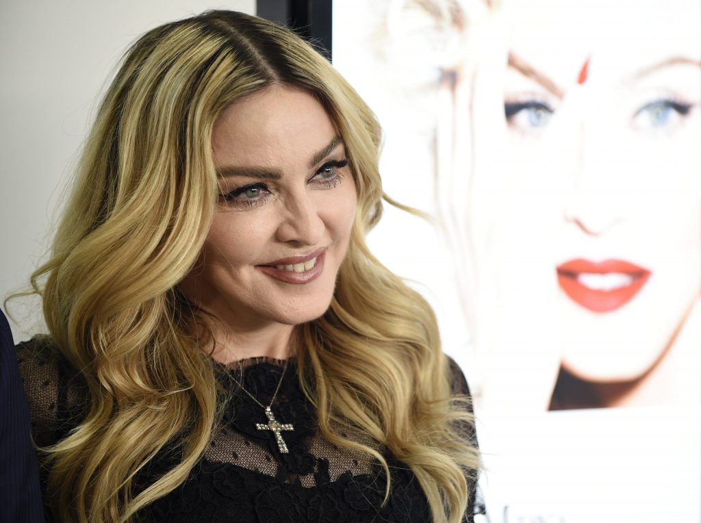 Madonna, curada de COVID-19, se pasea en moto por Lisboa