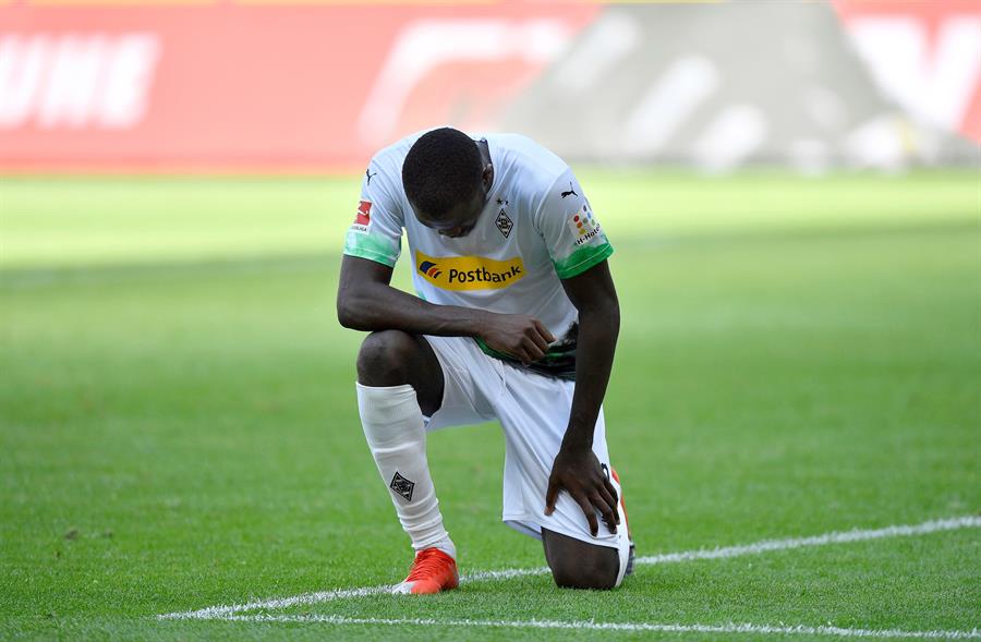 Marcus Thuram se arrodilla tras marcar un gol por muerte de George Floyd